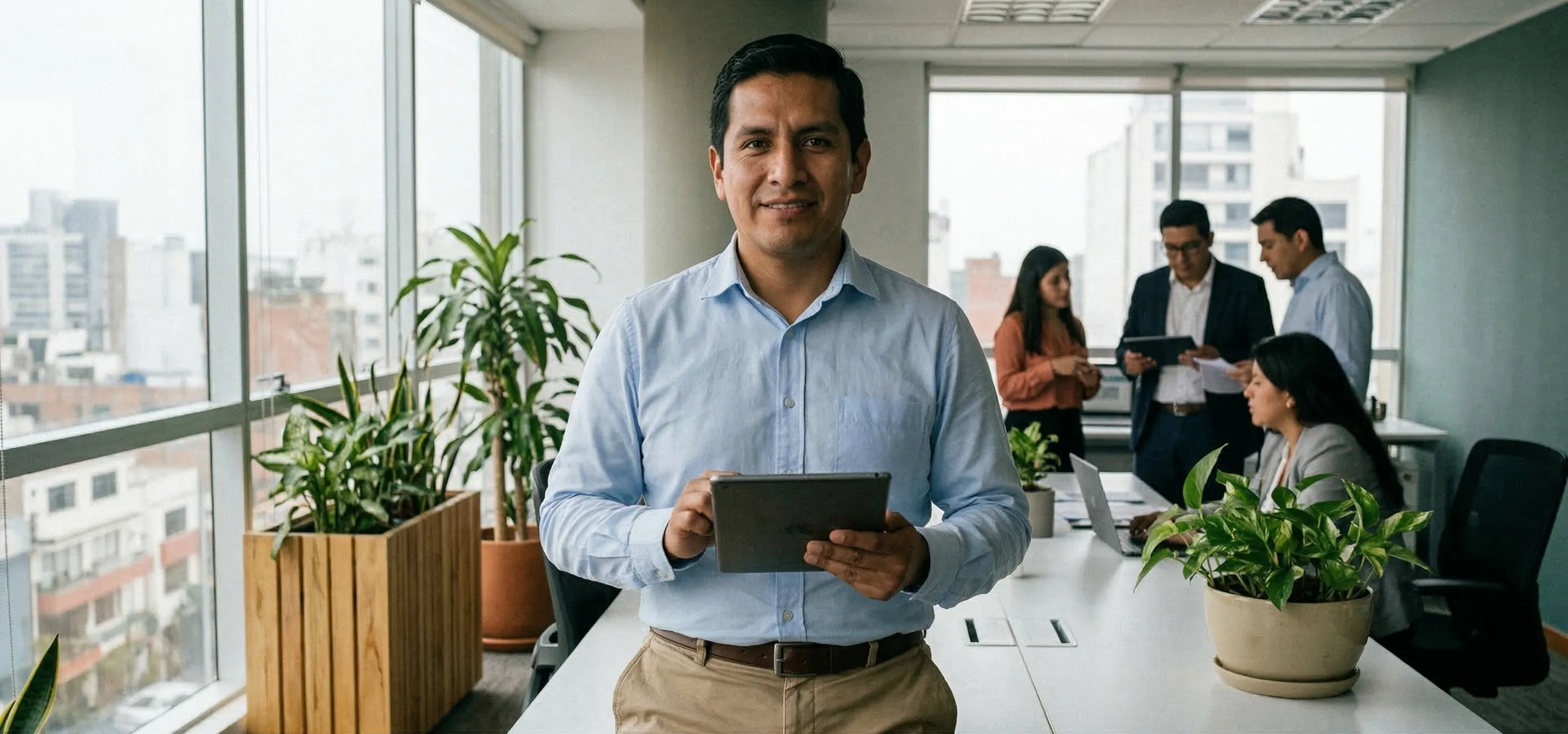 Profesional usando tecnología para conectar con oportunidades globales